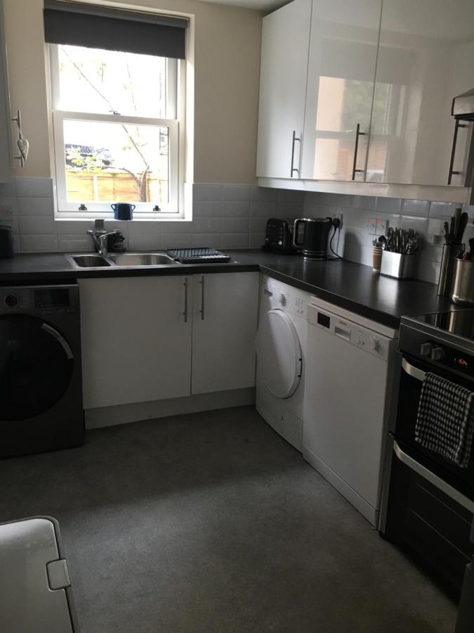 Comfortable Rooms With Live In Host, Walking Distance To The High St & More Гластонбери Экстерьер фото
