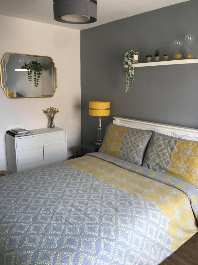 Comfortable Rooms With Live In Host, Walking Distance To The High St & More Гластонбери Экстерьер фото